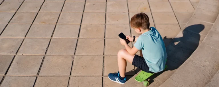 representation picture of a child using a cellphone. Image Credit :Freepik