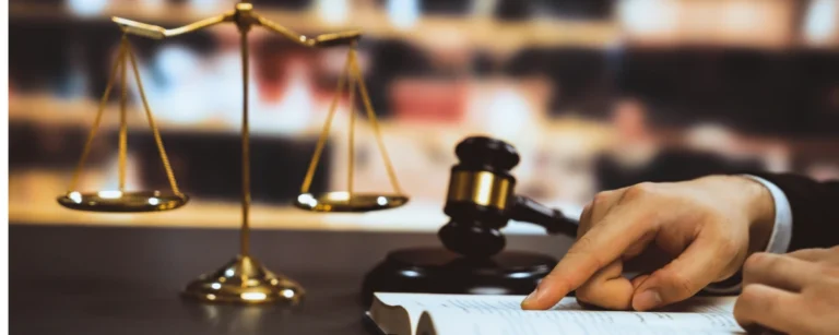 Close-up of a judge's gavel, balanced scales of justice and a legal document, symbolizing the use of artificial intelligence and benchmarking in the legal profession.
